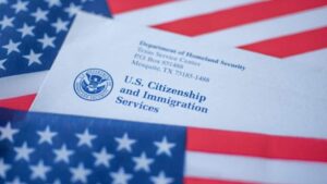 Organizaciones denuncian temor e incertidumbre entre inmigrantes por la nueva política de carga pública en Nueva York.