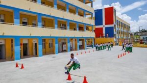 El año escolar 2026-2027 inicia hoy entre protestas y disputa por cupos