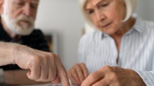 La FDA autoriza nueva prueba de sangre para detectar indicios de alzhéimer